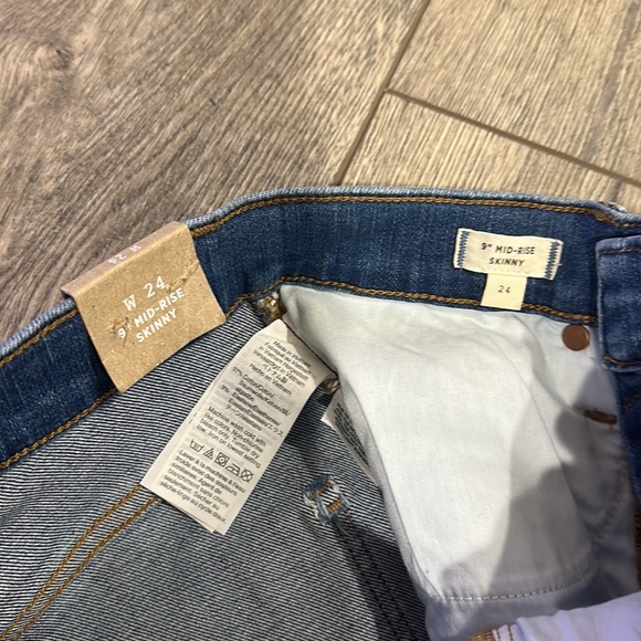 NEW • Madewell • Women’s 9" Mid-Rise Ripped Knee Skinny Jeans Bellachase Blue 24 - Picture 3 of 5